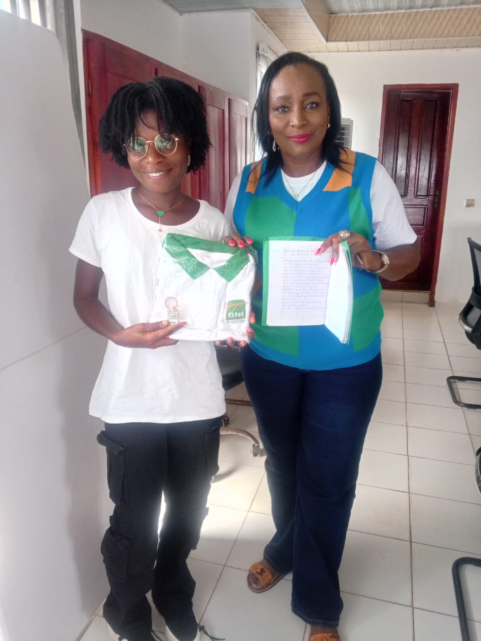 Mme Dika Bamba remet les documents de formation à une apprenante